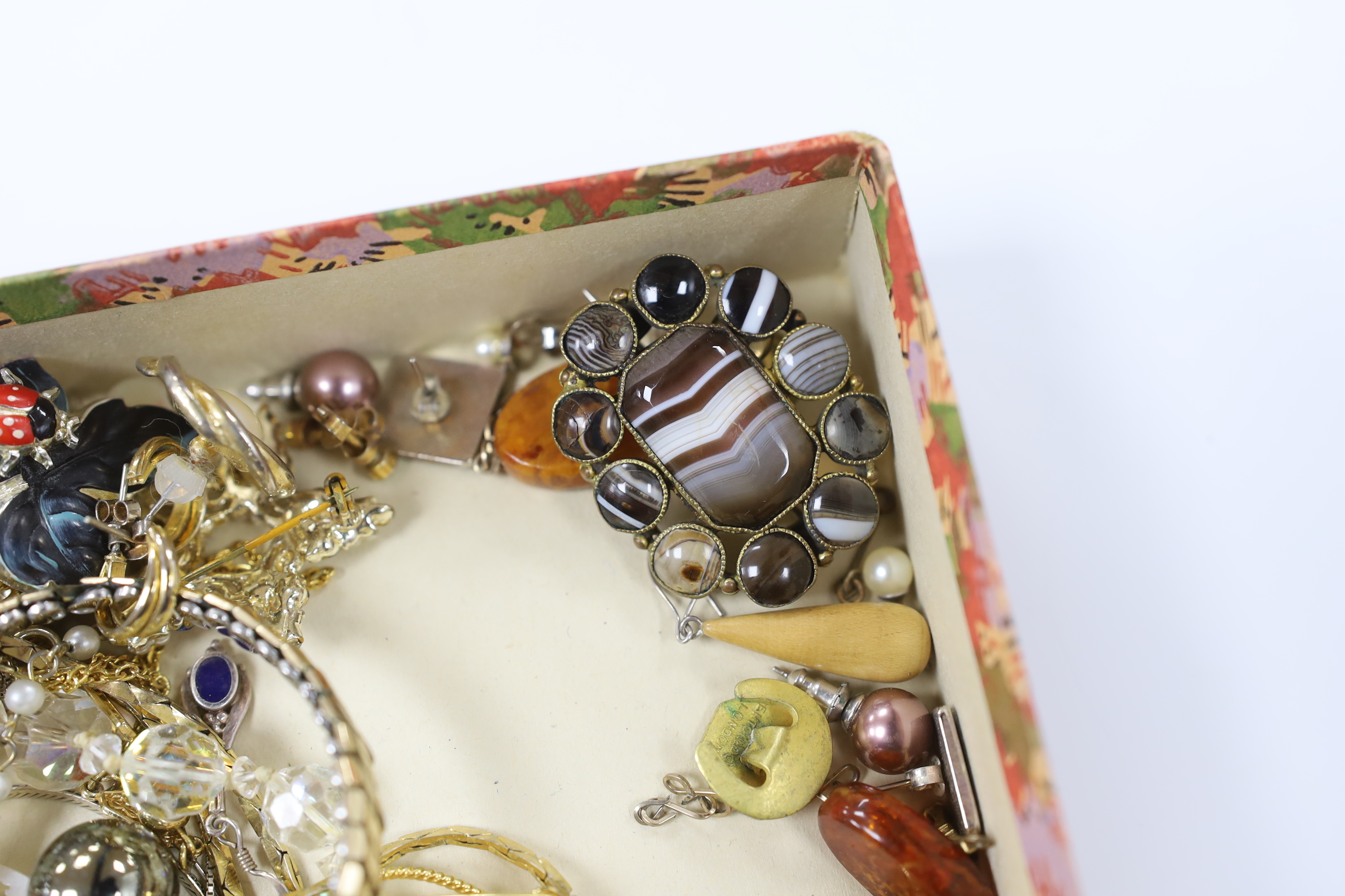 Assorted costume jewellery and wrist watches, including an agate set brooch.